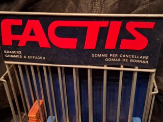 Expositor antiguo con 35gomas de borrar FACTIS
