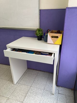 Escritorio blanco con cajón