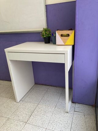 Escritorio blanco con cajón