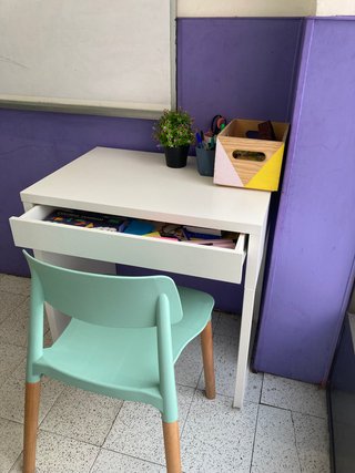 Escritorio blanco con cajón