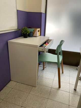 Escritorio blanco con cajón