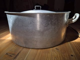 Olla grande de aluminio con tapa