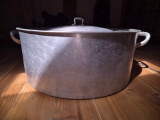 Olla grande de aluminio con tapa