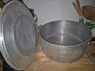 Olla grande de aluminio con tapa