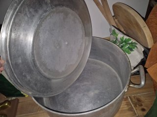 Olla grande de aluminio con tapa