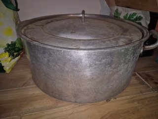 Olla grande de aluminio con tapa