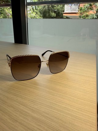 Gafas de sol Nina Ricci doradas con cadena