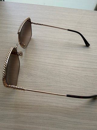 Gafas de sol Nina Ricci doradas con cadena