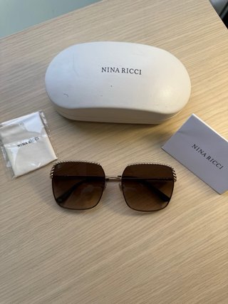 Gafas de sol Nina Ricci doradas con cadena