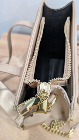 Bolso de hombro cuadrado beige y dorado