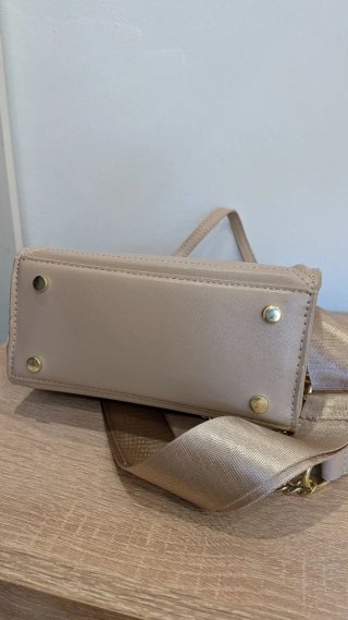 Bolso de hombro cuadrado beige y dorado