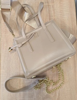 Bolso de hombro cuadrado beige y dorado
