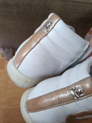 Zapatillas Scalpers Mujer Blancas y Doradas, cuñas