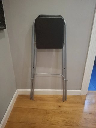 Taburete alto plegable con reposapiés