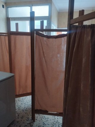 Biombo separador de ambientes madera y tela