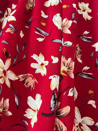 Bermudas florales rojas