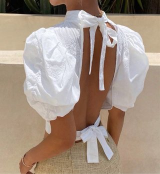 Blusa blanca con bordados y mangas abullonadas