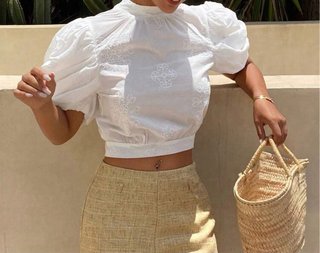Blusa blanca con bordados y mangas abullonadas