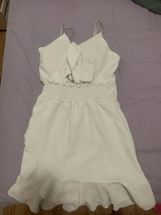 Vestido blanco corto con lazada