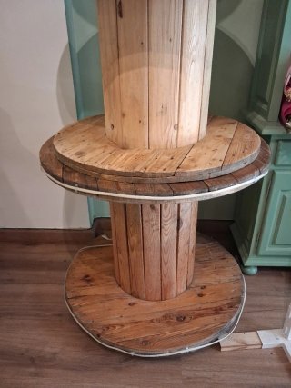 Mueble decorativo de bobinas de madera