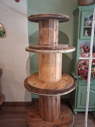 Mueble decorativo de bobinas de madera