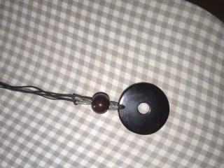 Colgante marrón y negro