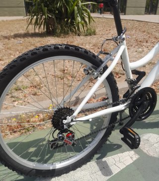 Bicicleta 24"  18vel. Cesta .