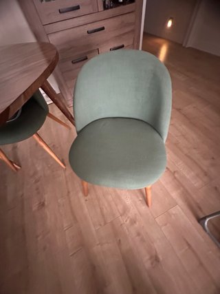 Silla de comedor verde de tela y madera