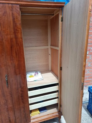 Ropero antiguo de madera