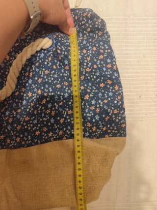 Bolso de playa floral con asas de cuerda