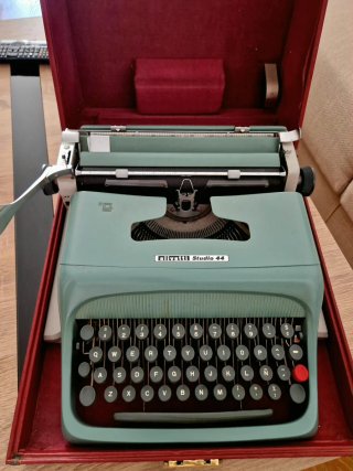Máquina de escribir Olivetti Studio 44