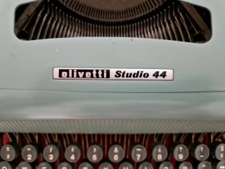Máquina de escribir Olivetti Studio 44