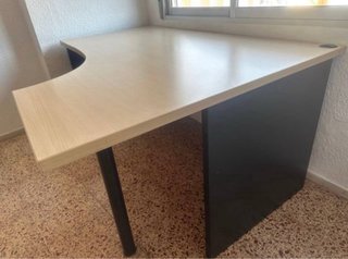 Escritorio de madera con cajonera