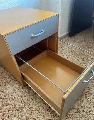 Escritorio de madera con cajonera