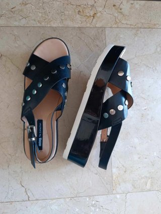 Sandalias negras plataforma tiras tachuelas