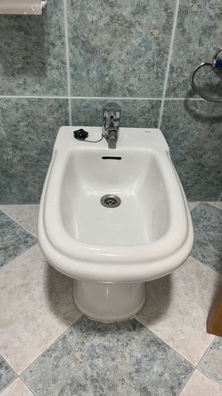 BAÑO COMPLETO EN ESTADO IMPECABLE – MÁRMOL