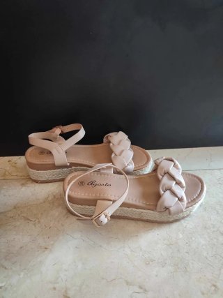 Sandalias cuña beige trenzadas