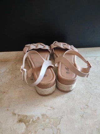 Sandalias cuña beige trenzadas