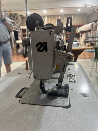 Máquina de coser Adler industrial