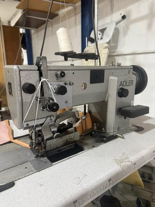 Máquina de coser Adler industrial