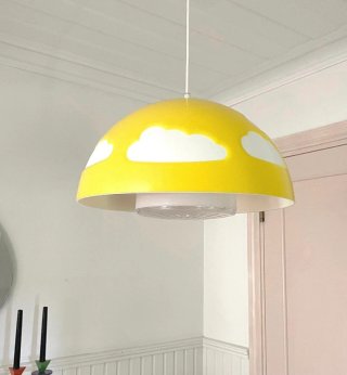 Lámpara infantil amarilla con nubes