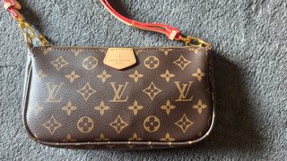 Bolso marrón y dorado LV.