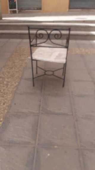 Sillón de hierro con cojín beige