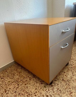 Escritorio de madera con cajonera
