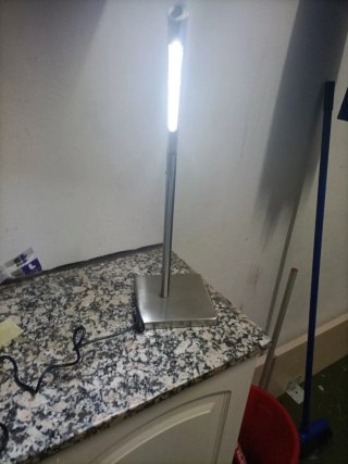 Lámpara de mesa moderna metal