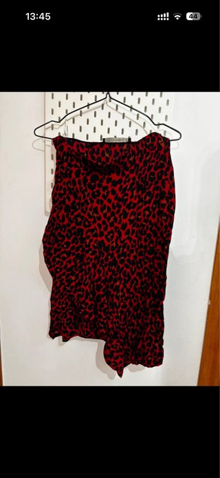 Falda leopardo roja y negra