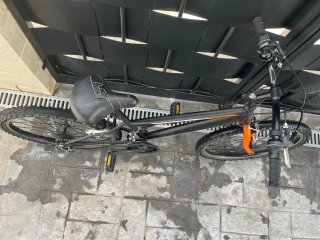 Bicicleta de montaña negra y naranja