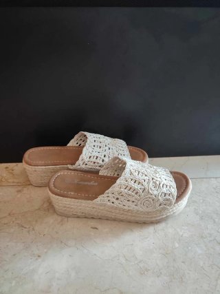 Sandalias cuña beige crochet