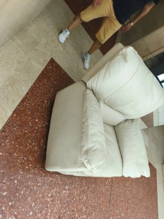 2 Sillón de piel beige/blanco cada uno 50€