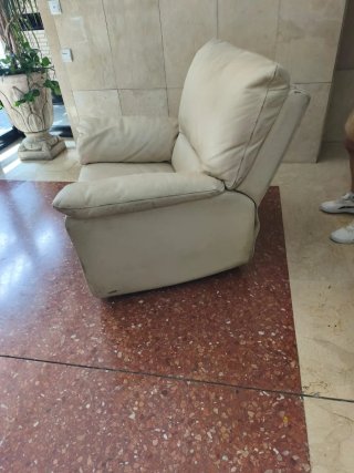 2 Sillón de piel beige/blanco cada uno 50€